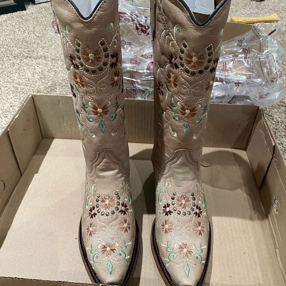Circle G Snip Toe - Sand Flower Embroidery Boots